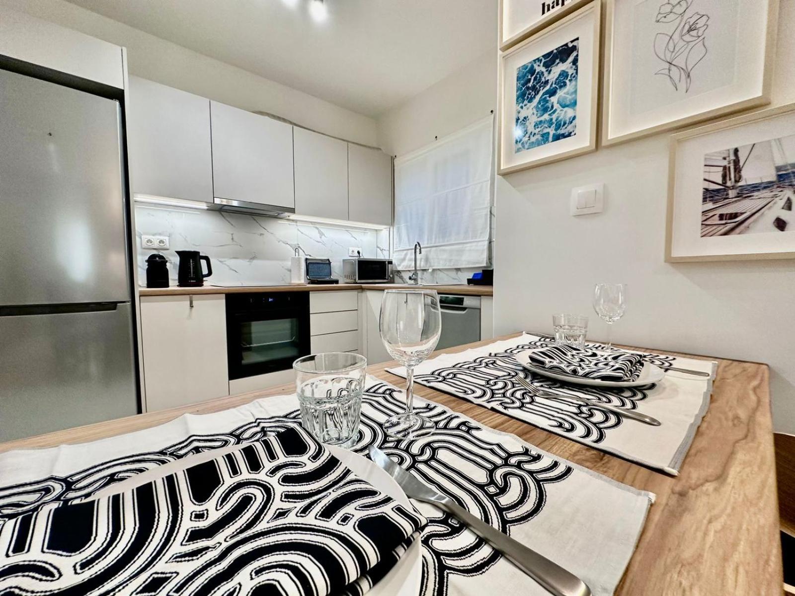 Marcus New Stylish Apt At The Heart Of Athens Exterior photo