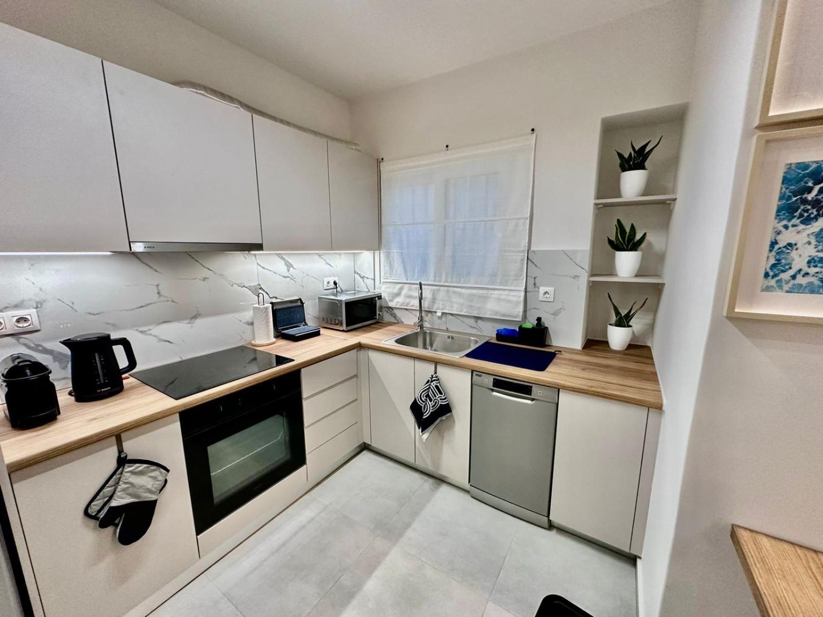 Marcus New Stylish Apt At The Heart Of Athens Exterior photo